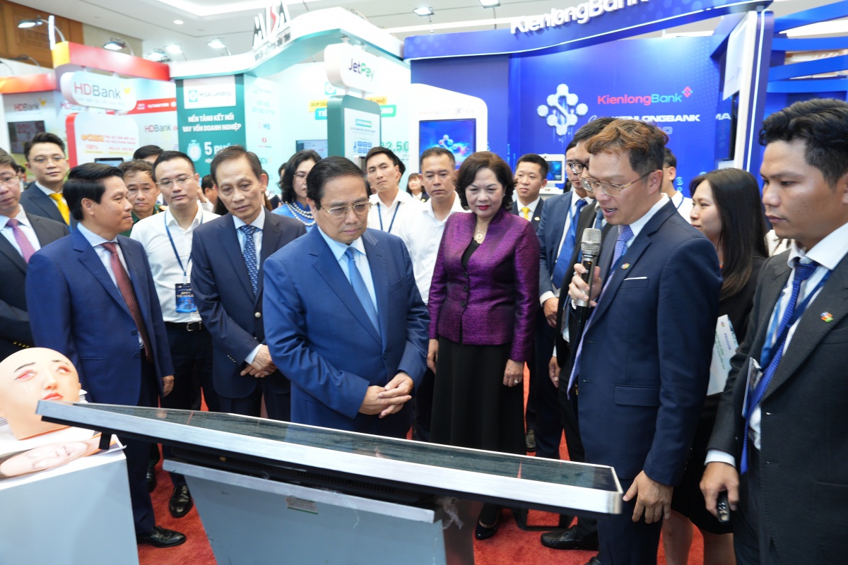 6.Đại diện Tập đoàn FPT thuyết trình trước Thủ tướng và lãnh đạo các bộ, ngành
